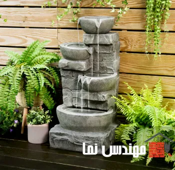 ترکیب آبنما سنگی با گیاهان آپارتمانی در حیاط کوچک